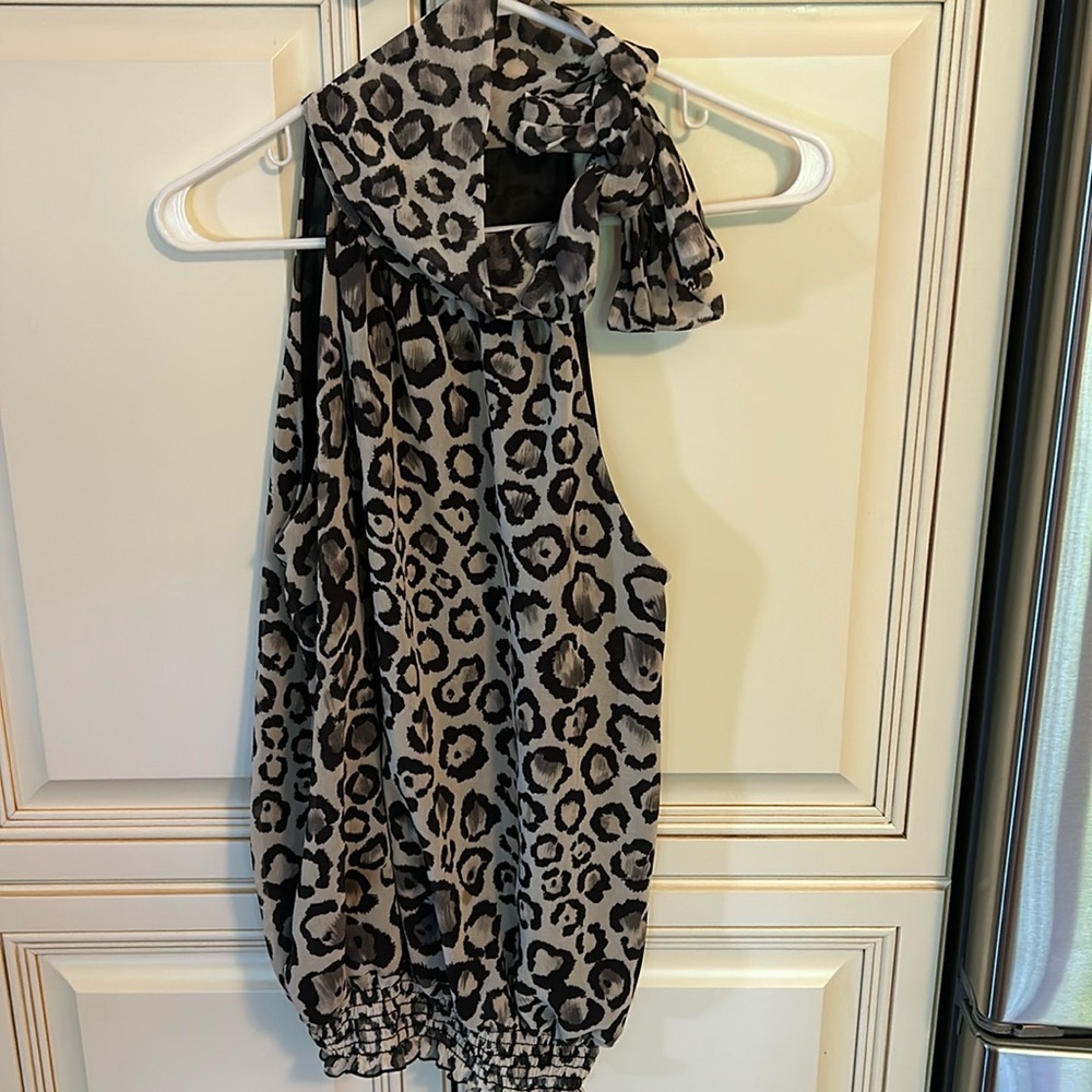 Sleeveless one shoulder blouse.